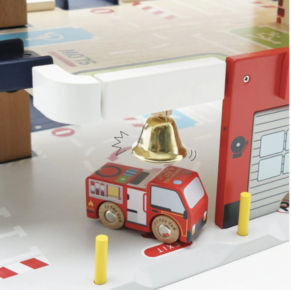 George's Fire & Rescue Garage - Le Toy Van